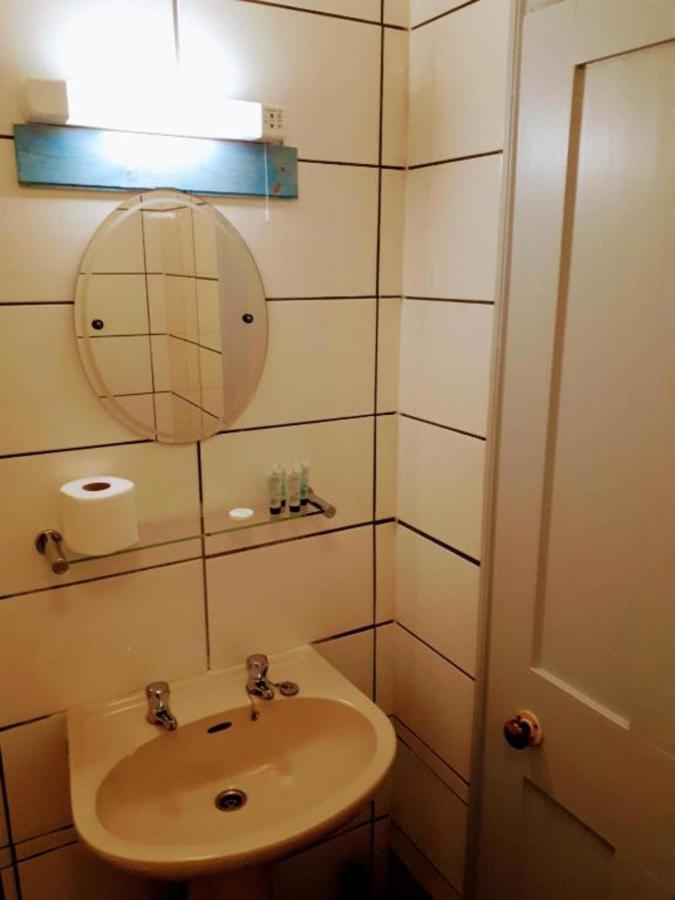 Oyo 3 Crescent Gardens Hotel Bath Bagian luar foto