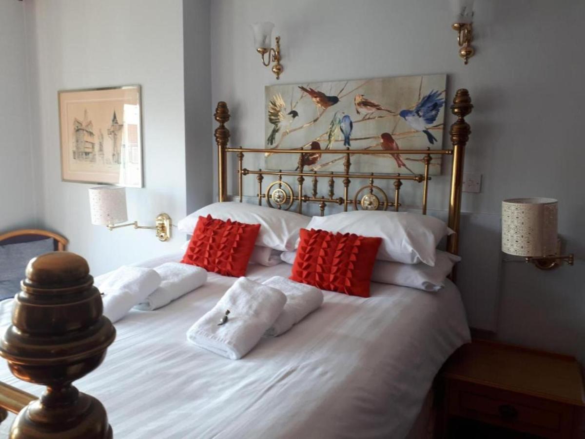 Oyo 3 Crescent Gardens Hotel Bath Bagian luar foto
