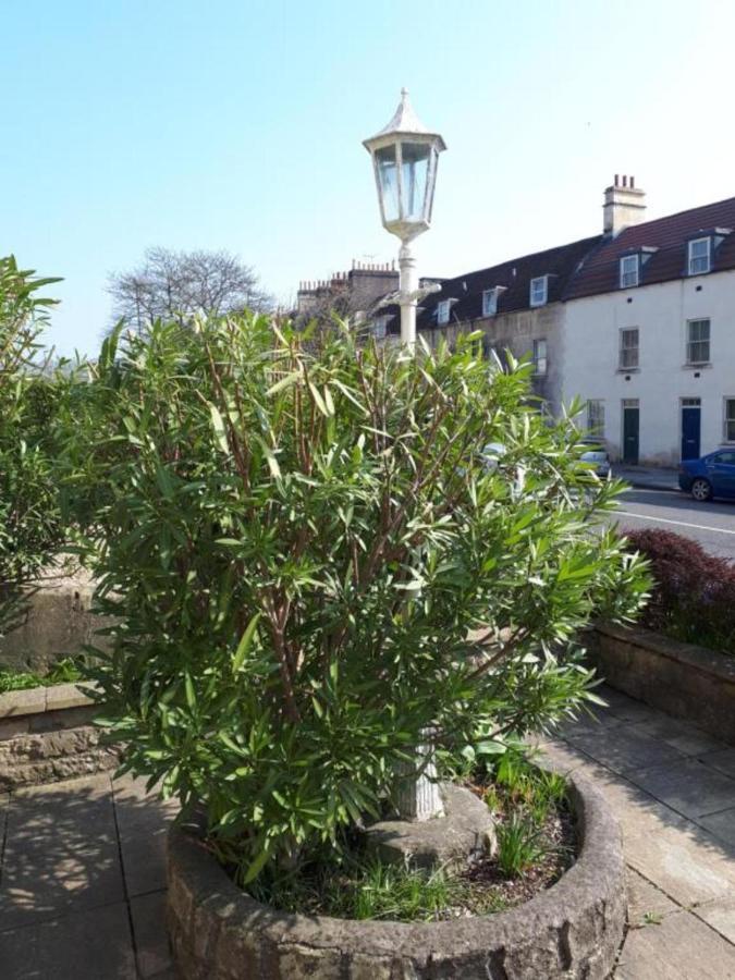 Oyo 3 Crescent Gardens Hotel Bath Bagian luar foto