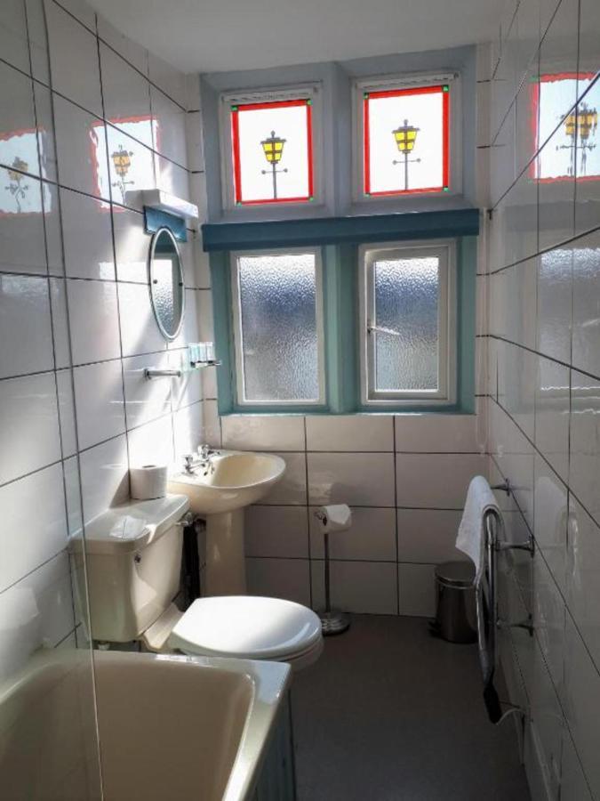Oyo 3 Crescent Gardens Hotel Bath Bagian luar foto